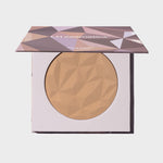 Eckige Kompaktdose mit geometrischem lilanem Muster und beigem Puder des Infinity Bronzer Always von LH Cosmetics vor weißem Hintergrund.