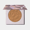Eckige Kompaktdose mit geometrischem lilanem Muster und orange-braunem Puder des Infinity Bronzer Beyond von LH Cosmetics vor weißem Hintergrund.