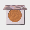 Eckige Kompaktdose mit geometrischem lilanem Muster und orange-braunem Puder des Infinity Bronzer Endless von LH Cosmetics vor weißem Hintergrund.