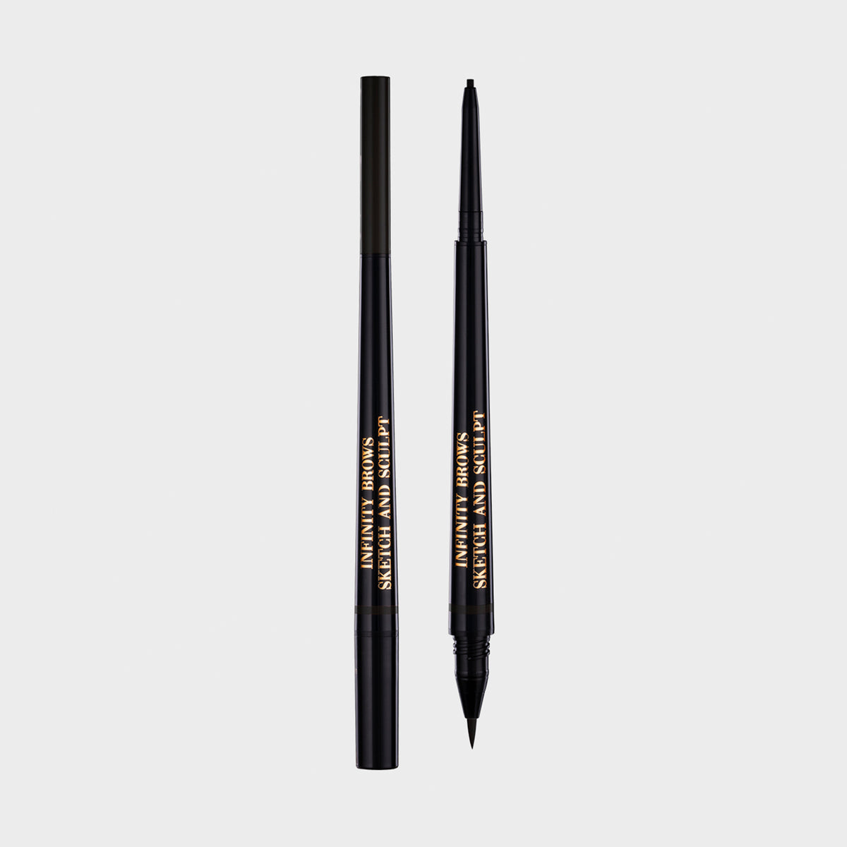 Schwarzer Sketch & Sculpt Augenbrauenstift in der Farbe Almost Black von LH Cosmetics: eine Stiftspitze und eine Filzspitze.