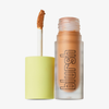 Eine Flasche Made by Mitchell Blursh Bronzed Cream Blush mit dem Applikator, der neben der offenen Flasche steht.