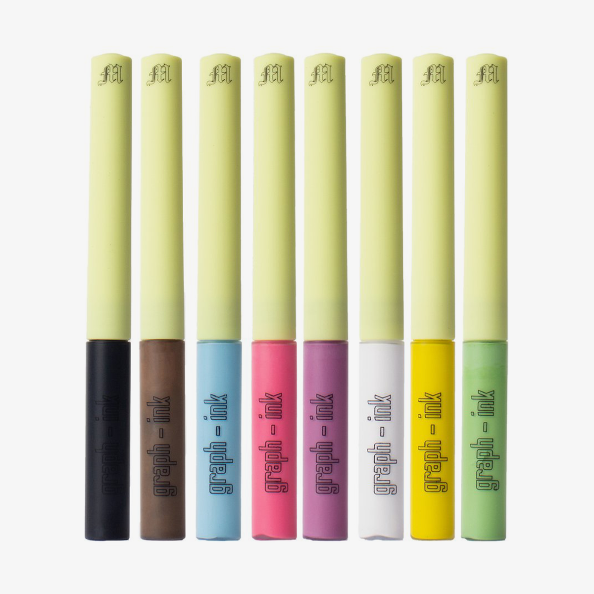 Acht bunte Graph-Ink Liner Stifte von Made by Mitchell und hellgelben Kappen sind senkrecht auf einem weißen Hintergrund aufgereiht.