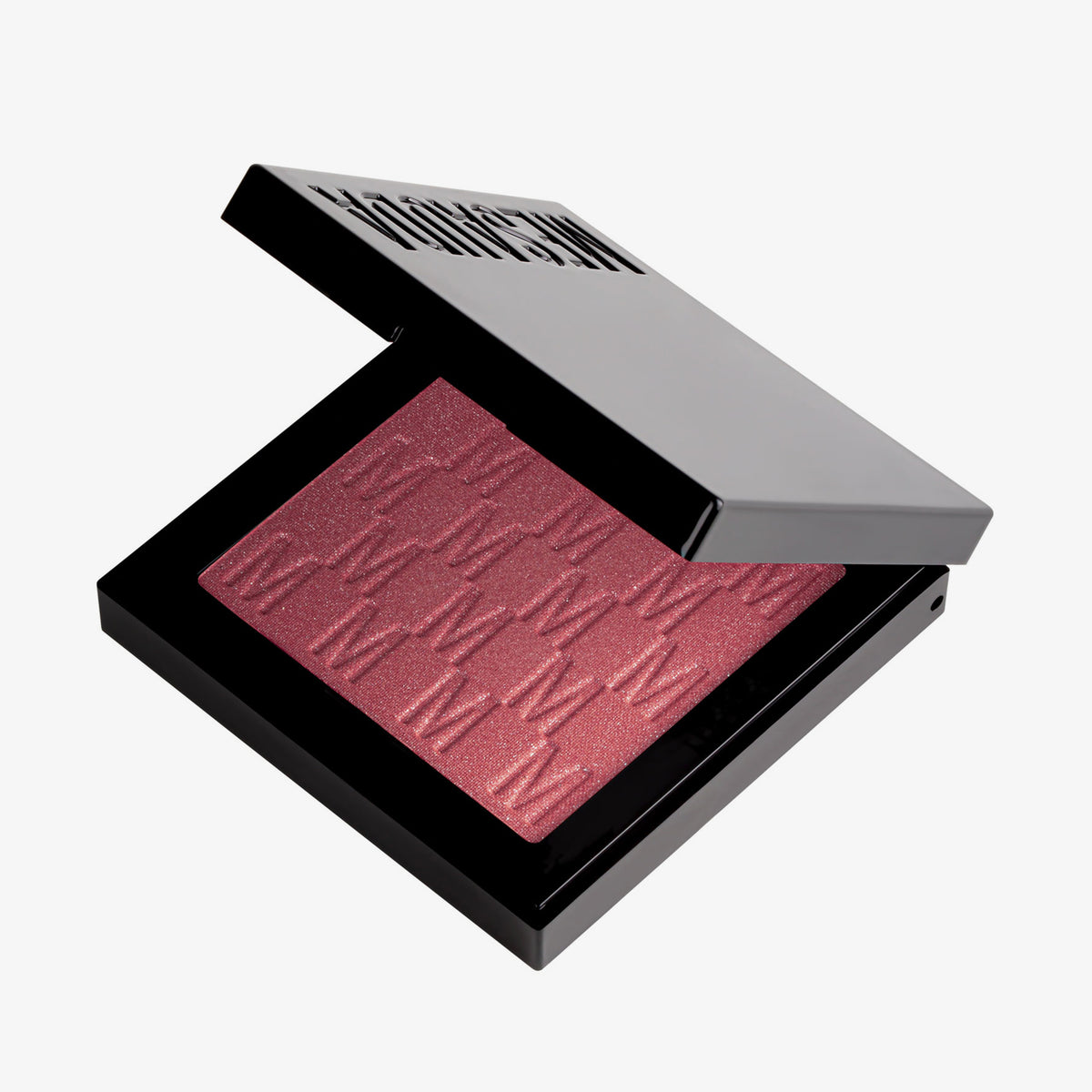 Das halb-geöffnete Rouge At First Blush von Mesauda Beauty in einer quadratischen Produktschale und eingeprägtem M-Muster.
