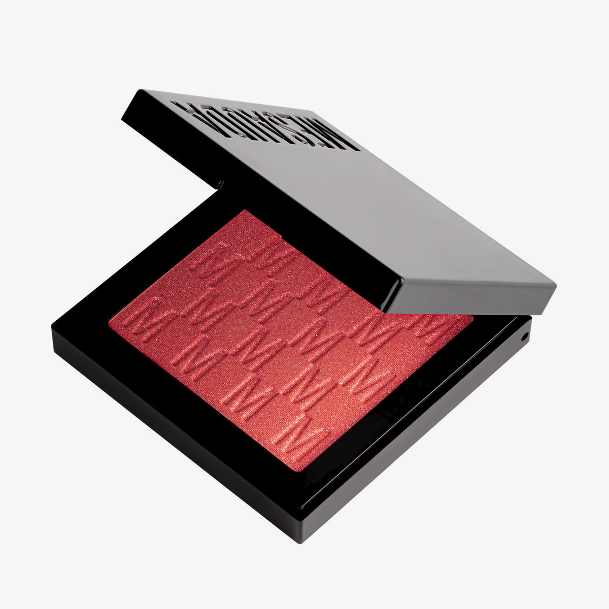 Das halb-geöffnete Rouge At First Blush von Mesauda Beauty in einer quadratischen Produktschale und eingeprägtem M-Muster.
