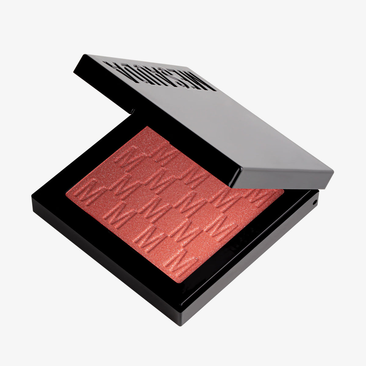 Das halb-geöffnete Rouge At First Blush von Mesauda Beauty in einer quadratischen Produktschale und eingeprägtem M-Muster.
