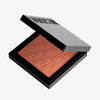Das halb-geöffnete Rouge At First Blush von Mesauda Beauty in einer quadratischen Produktschale und eingeprägtem M-Muster.
