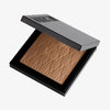 Der halb-geöffnete Bronzer Bronze Venus von Mesauda Beauty in einer quadratischen Schale und eingeprägtem M-Muster.