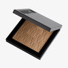Der halb-geöffnete Bronzer Bronze Venus von Mesauda Beauty in einer quadratischen Produktschale und eingeprägtem M-Muster.
