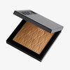Der halb-geöffnete Bronzer Bronze Venus von Mesauda Beauty in einer quadratischen Produktschale und eingeprägtem M-Muster.
