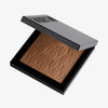 Der halb-geöffnete Bronzer Bronze Venus von Mesauda Beauty in einer quadratischen Produktschale und eingeprägtem M-Muster.
