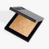 Das halb-geöffnete Puder Nude Venus von Mesauda Beauty in einer quadratischen Produktschale und eingeprägtem M-Muster.
