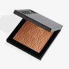 Das halb-geöffnete Puder Nude Venus von Mesauda Beauty in einer quadratischen Produktschale und eingeprägtem M-Muster.
