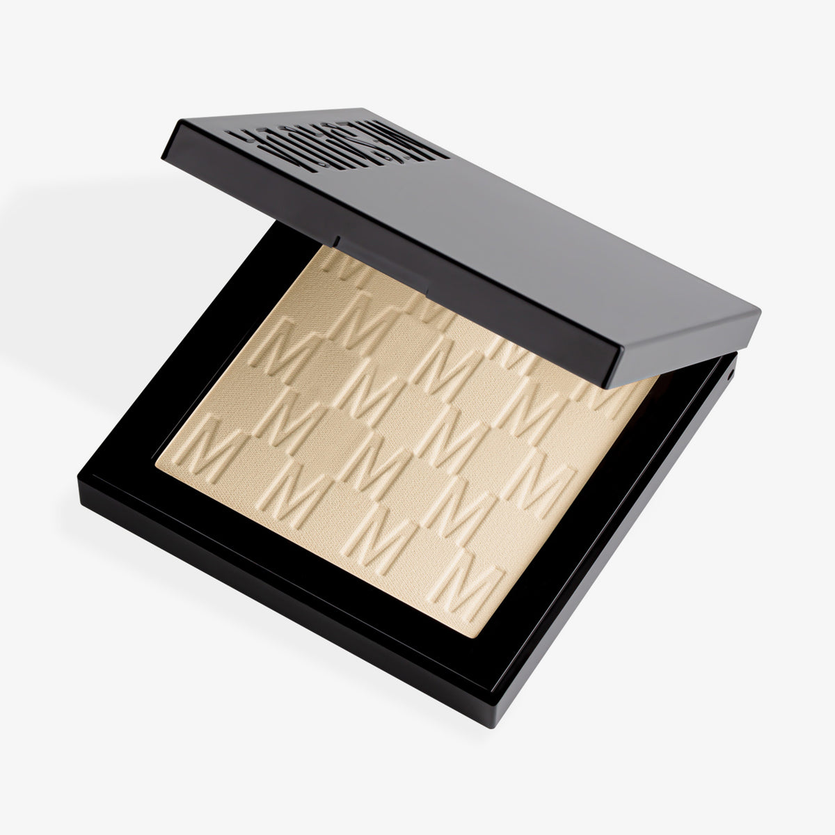 Das halb-geöffnete Puder Nude Venus von Mesauda Beauty in einer quadratischen Produktschale und eingeprägtem M-Muster.
