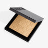 Das halb-geöffnete Puder Nude Venus von Mesauda Beauty in einer quadratischen Produktschale und eingeprägtem M-Muster.
