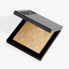 Das halb-geöffnete Puder Nude Venus von Mesauda Beauty in einer quadratischen Produktschale und eingeprägtem M-Muster.
