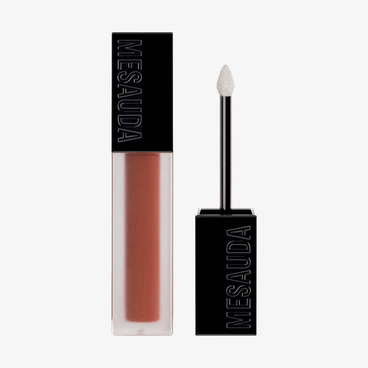 Der Sublimatte Matte Liquid Lipstick von Mesauda Beauty in einer rechteckigen Tube mit dem Deckel und Applikator daneben.