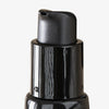 Nahaufnahme von Mesauda Beauty Zero Flaws Primer mit einem schwarzen Kunststoff-Pumpspender vor einem schlichten weißen Hintergrund.