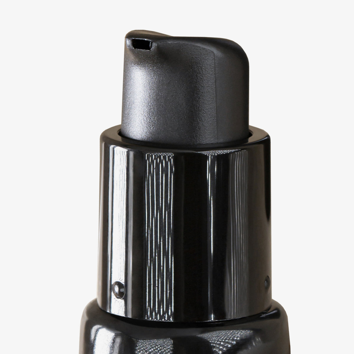 Nahaufnahme von Mesauda Beauty Zero Flaws Primer mit einem schwarzen Kunststoff-Pumpspender vor einem schlichten weißen Hintergrund.