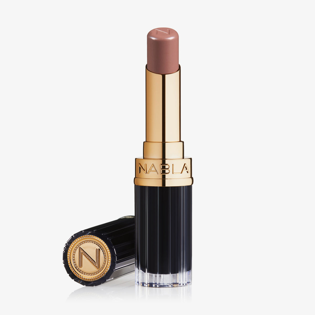 Ein geöffneter Beyond Jelly Lipstick in der Farbe lunar mit gold-schwarzem Gehäuse und separater Kappe mit NABLA-Prägung.