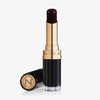 Ein geöffneter Beyond Jelly Lipstick in der Farbe nocturna mit gold-schwarzem Gehäuse und separater Kappe mit NABLA-Prägung.