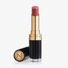 Ein geöffneter Beyond Jelly Lipstick in der Farbe solistice mit gold-schwarzem Gehäuse und separater Kappe mit NABLA-Prägung.