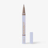 Ein geöffneter NABLA Brow Ambition Pen in der Farbe Ash Blonde mit feiner Filzspitze und hellblauer Hülle vor weißem Hintergrund. Die Kappe liegt daneben.