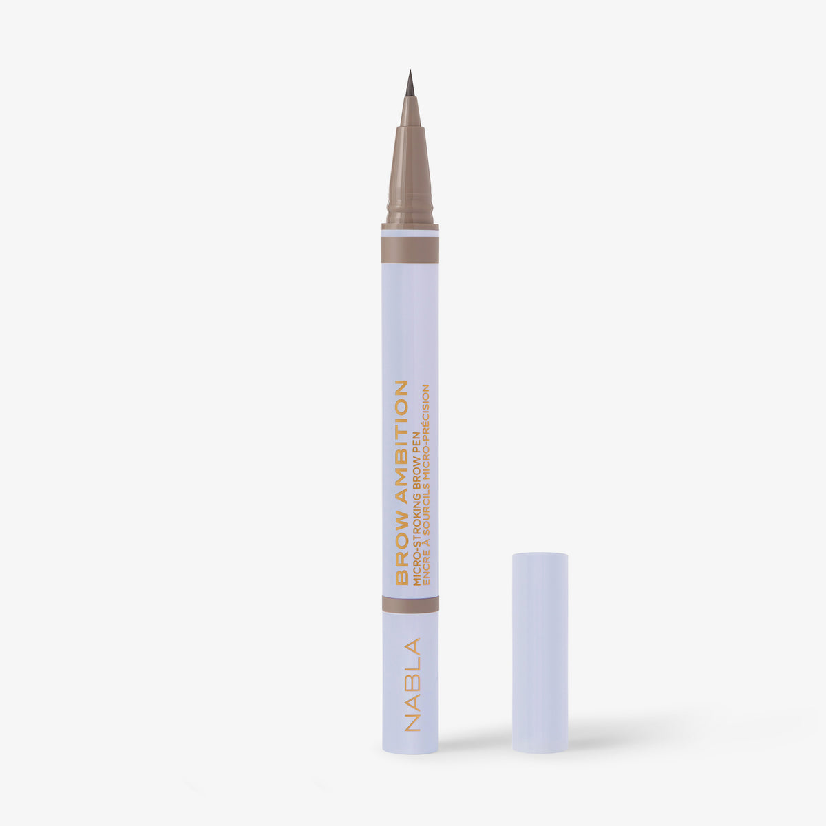 Ein geöffneter NABLA Brow Ambition Pen in der Farbe Ash Blonde mit feiner Filzspitze und hellblauer Hülle vor weißem Hintergrund. Die Kappe liegt daneben.