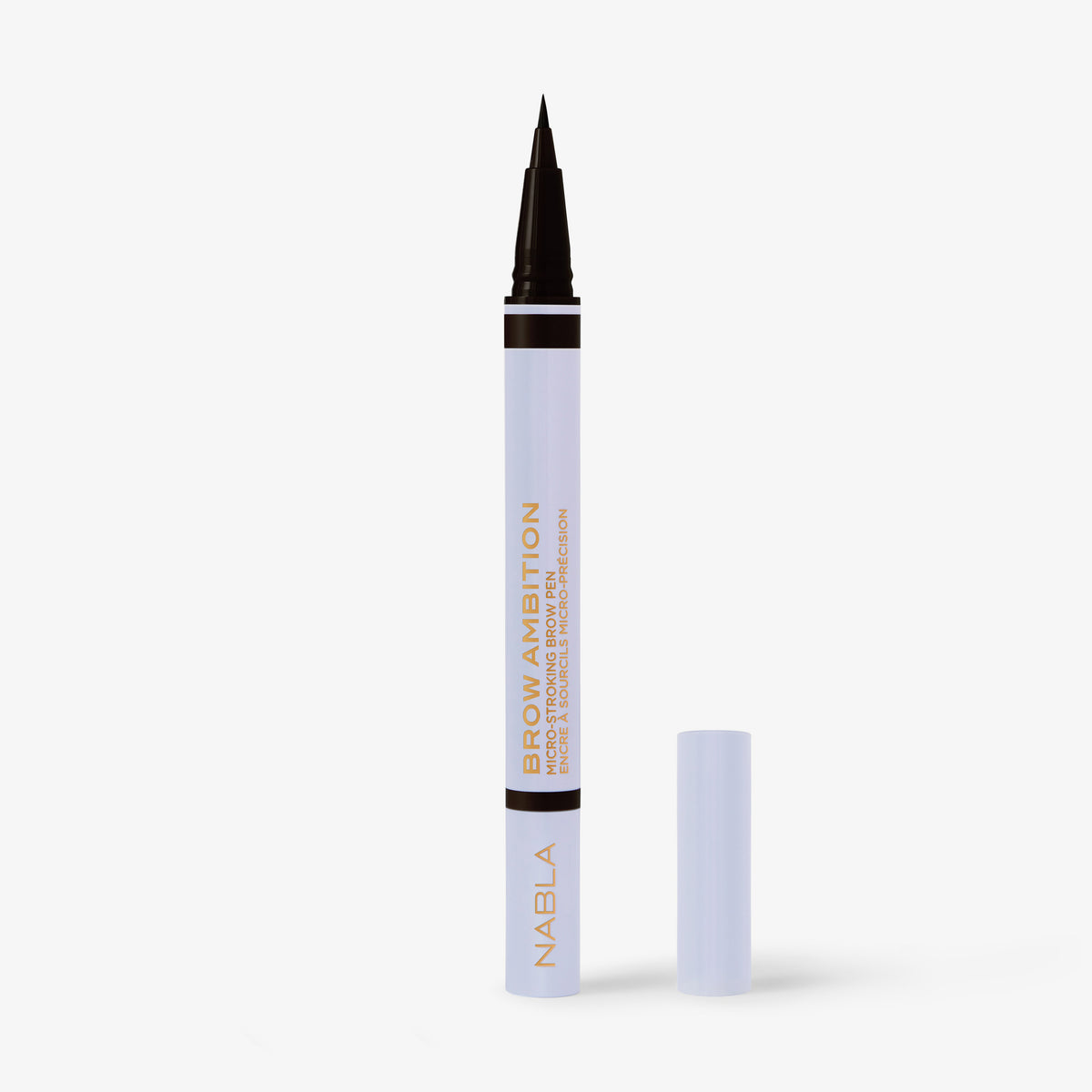 Ein geöffneter NABLA Brow Ambition Pen in der Farbe Black Brown mit feiner Filzspitze und hellblauer Hülle vor weißem Hintergrund. Die Kappe liegt daneben.