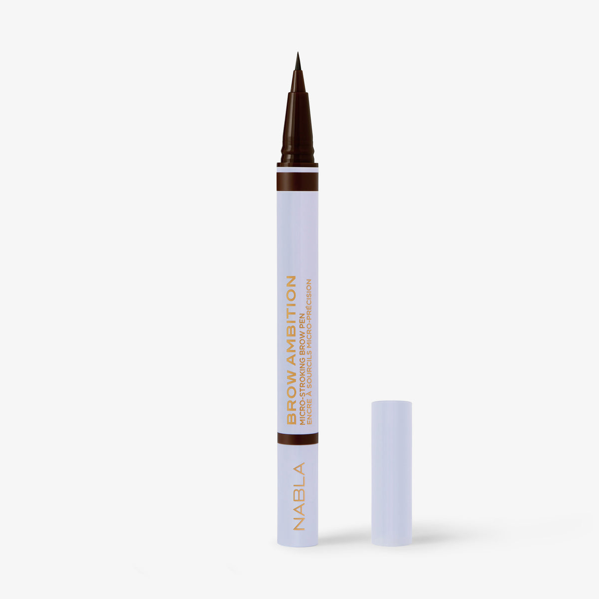 Ein geöffneter NABLA Brow Ambition Pen in der Farbe Natural Brown mit feiner Filzspitze und hellblauer Hülle vor weißem Hintergrund. Die Kappe liegt daneben.