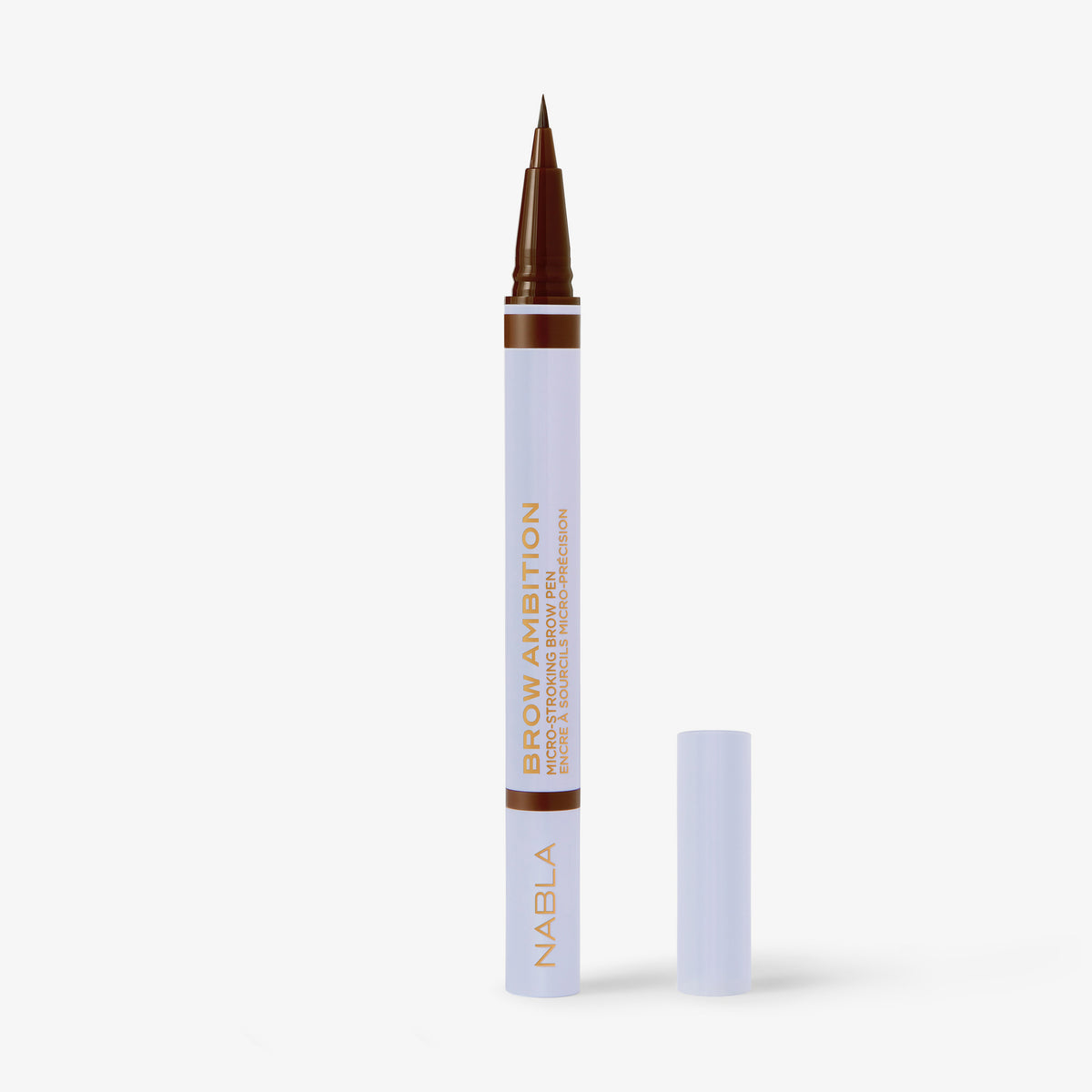 Ein geöffneter NABLA Brow Ambition Pen in der Farbe Warm Brown mit feiner Filzspitze und hellblauer Hülle vor weißem Hintergrund. Die Kappe liegt daneben.