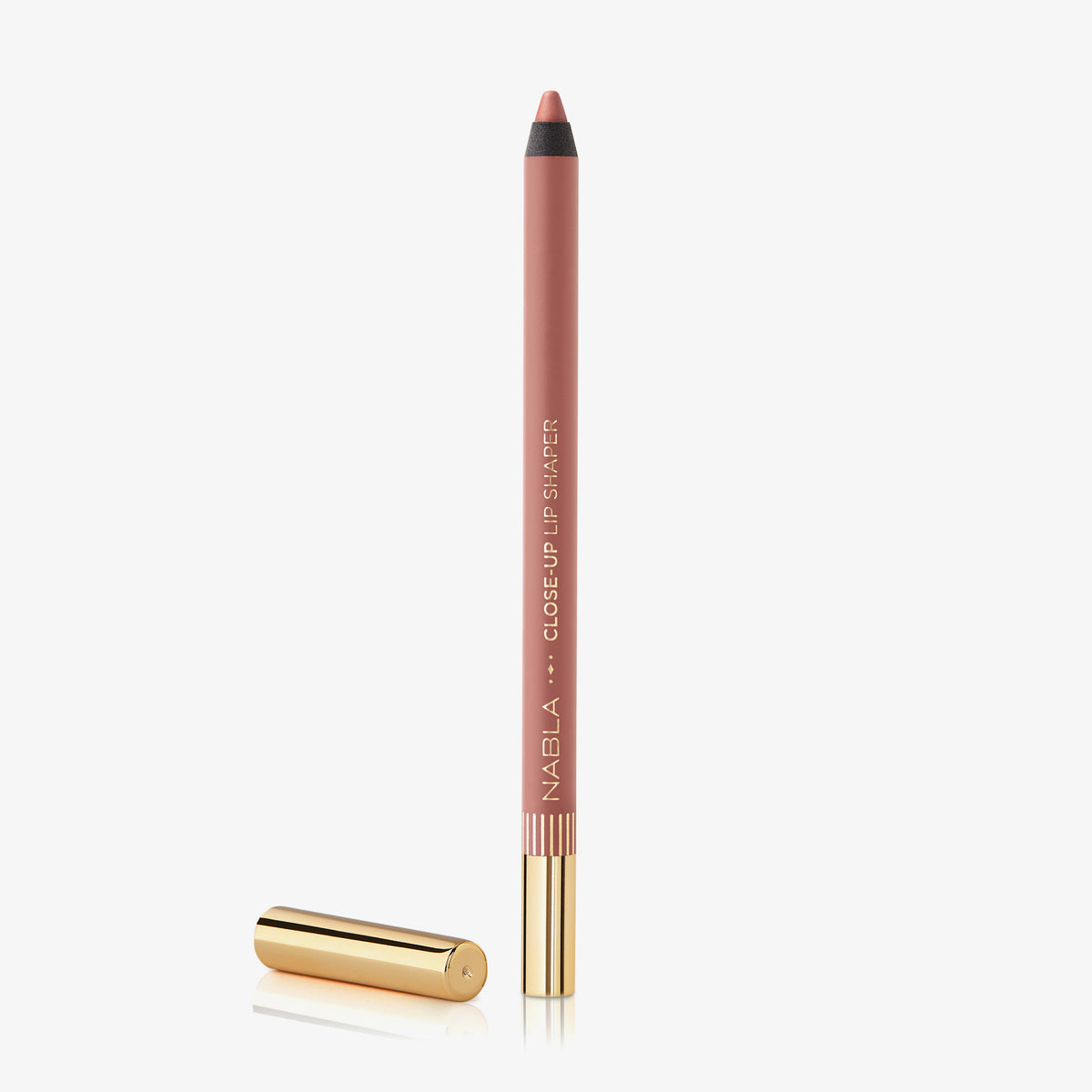 Ein rosafarbener Close-Up Lip Shaper Lippenkonturenstift in der Farbe Nude #2.5 mit goldener Kappe auf weißem Hintergrund.