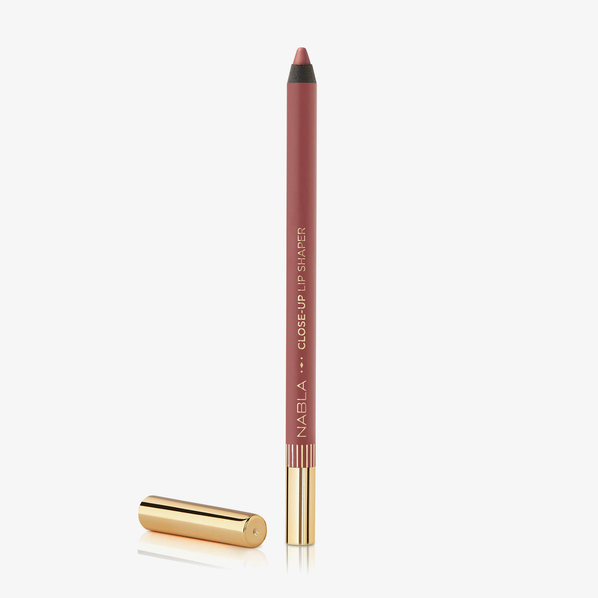 Ein rosafarbener Close-Up Lip Shaper Lippenkonturenstift in der Farbe Nude #3.5 mit goldener Kappe auf weißem Hintergrund.