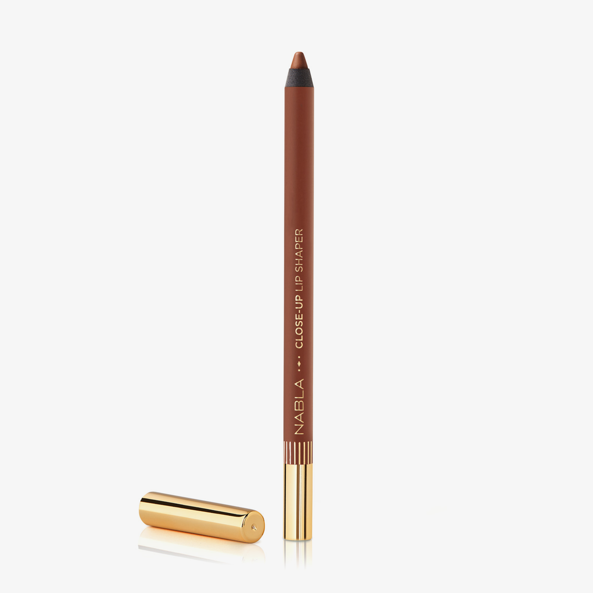  Ein rosafarbener Close-Up Lip Shaper Lippenkonturenstift in der Farbe Nude #4 mit goldener Kappe auf weißem Hintergrund.