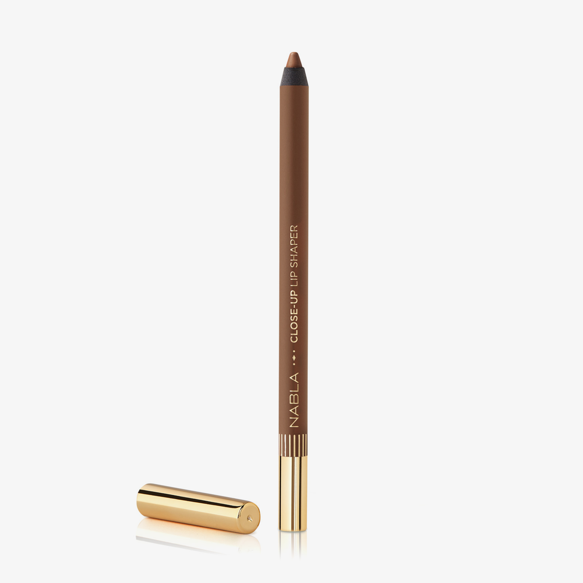 Ein rosafarbener Close-Up Lip Shaper Lippenkonturenstift in der Farbe Nude #5 mit goldener Kappe auf weißem Hintergrund.