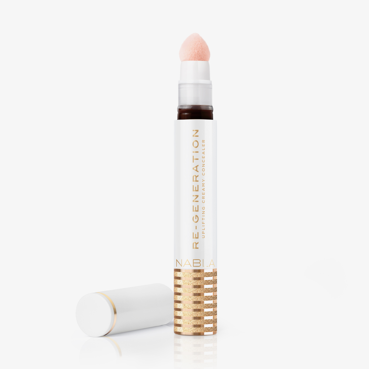 Eine weiß-goldene Tube Re-Generation Concealer in der Farbe Cocoa mit einer Schwammspitze und der daneben platzierten Kappe.