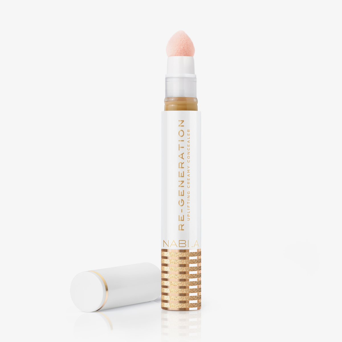 Eine weiß-goldene Tube Re-Generation Concealer in der Farbe Cream Beige mit einer Schwammspitze und der daneben platzierten Kappe.