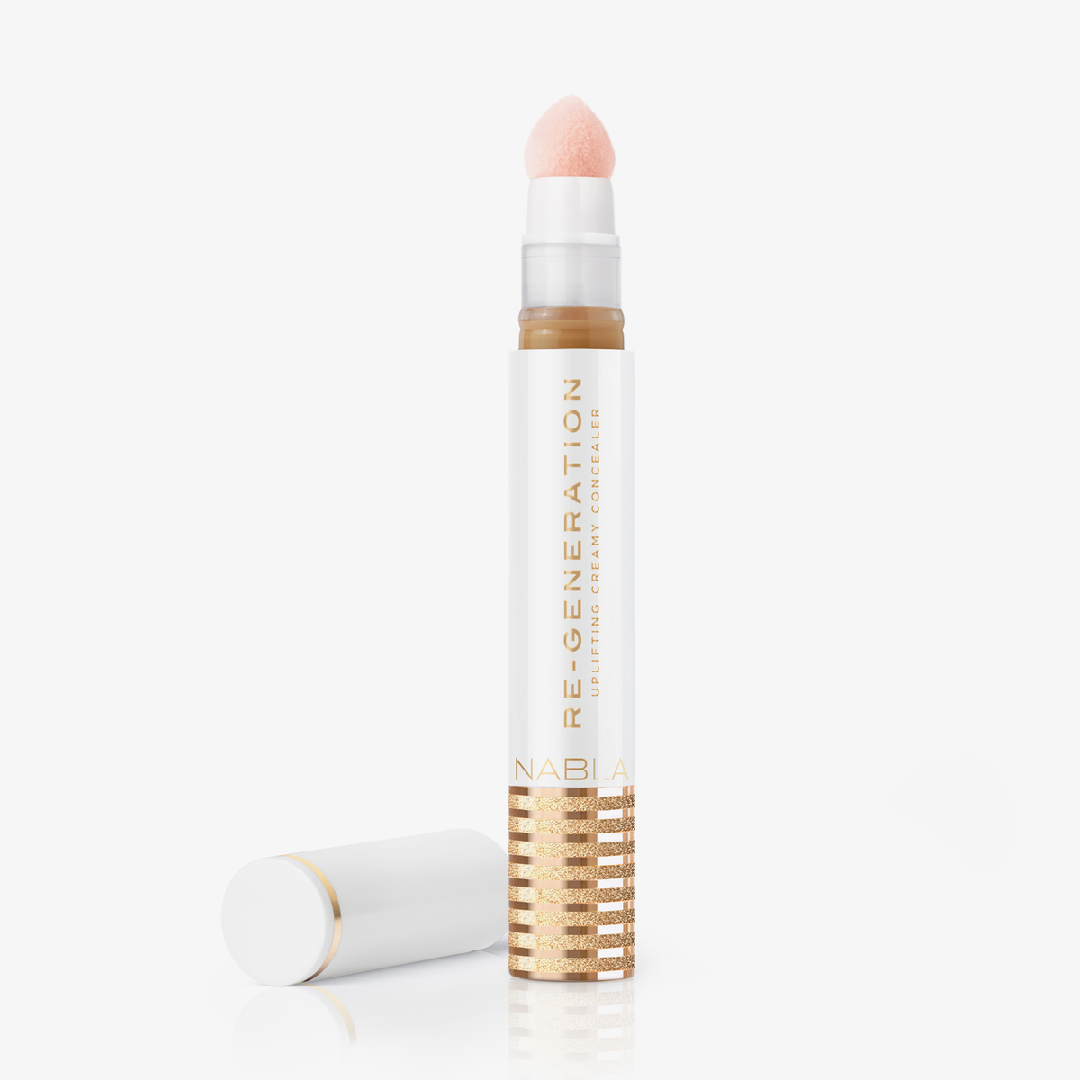 Eine weiß-goldene Tube Re-Generation Concealer in der Farbe Golden Beige mit einer Schwammspitze und der daneben platzierten Kappe.