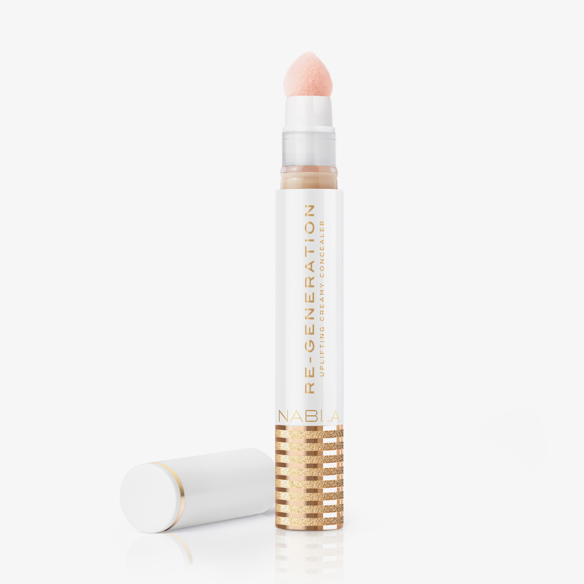 Eine weiß-goldene Tube Re-Generation Concealer in der Farbe Light Ivory mit einer Schwammspitze und der daneben platzierten Kappe.