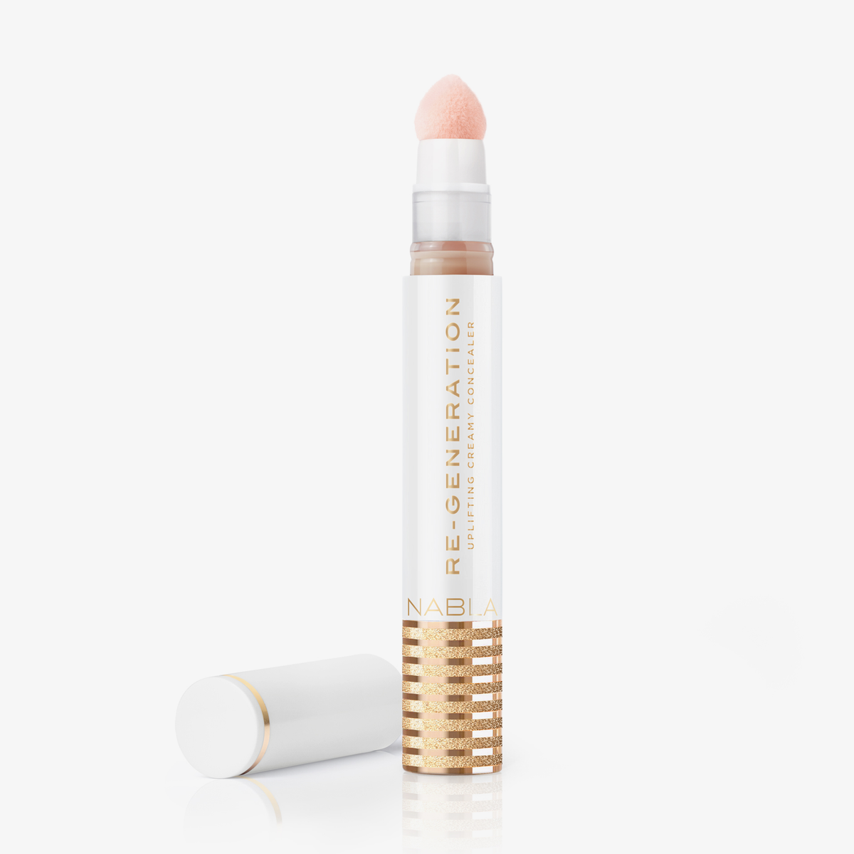 Eine weiß-goldene Tube Re-Generation Concealer in der Farbe Light Peach mit einer Schwammspitze und der daneben platzierten Kappe.