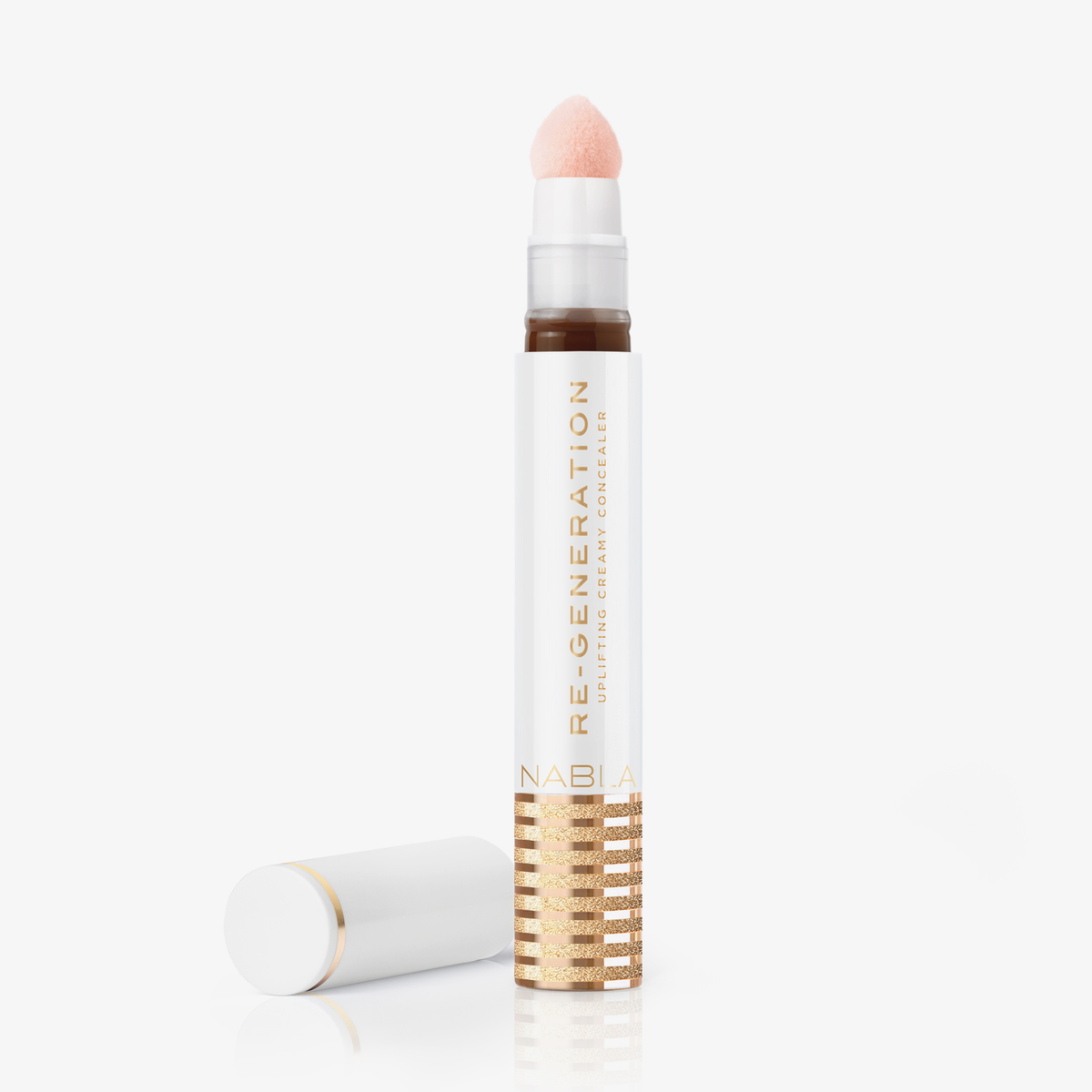 Eine weiß-goldene Tube Re-Generation Concealer in der Farbe Mocha mit einer Schwammspitze und der daneben platzierten Kappe.