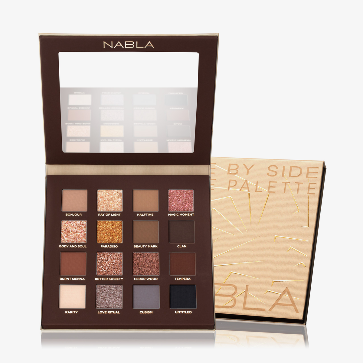 Offene Side By Side Nude-Palette mit 16 Lidschattentönen und einem Spiegel, neben der geschlossenen goldenen Palettenbox platziert.
