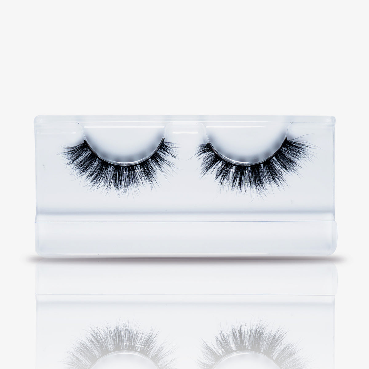 Ein Paar voluminöse, fächerförmige falsche Wimpern in Schwarz, präsentiert in einer transparenten Kunststoffverpackung.
