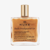 Eine Flasche NUXE Huile Prodigieuse® 50ml mit schimmerndem Gold im Inneren auf weißem Hintergrund.
