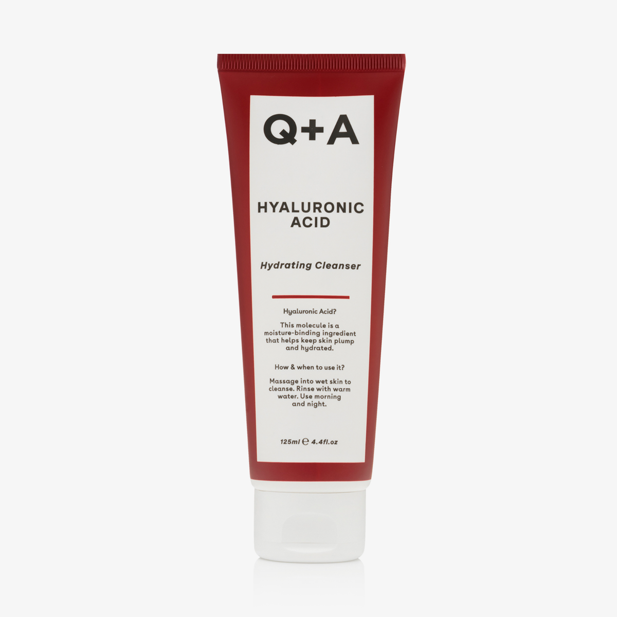 Der Q+A Hyaluronic Acid Hydrating Cleanser steht aufrecht in einer roten Tube vor einem weißen Hintergrund.