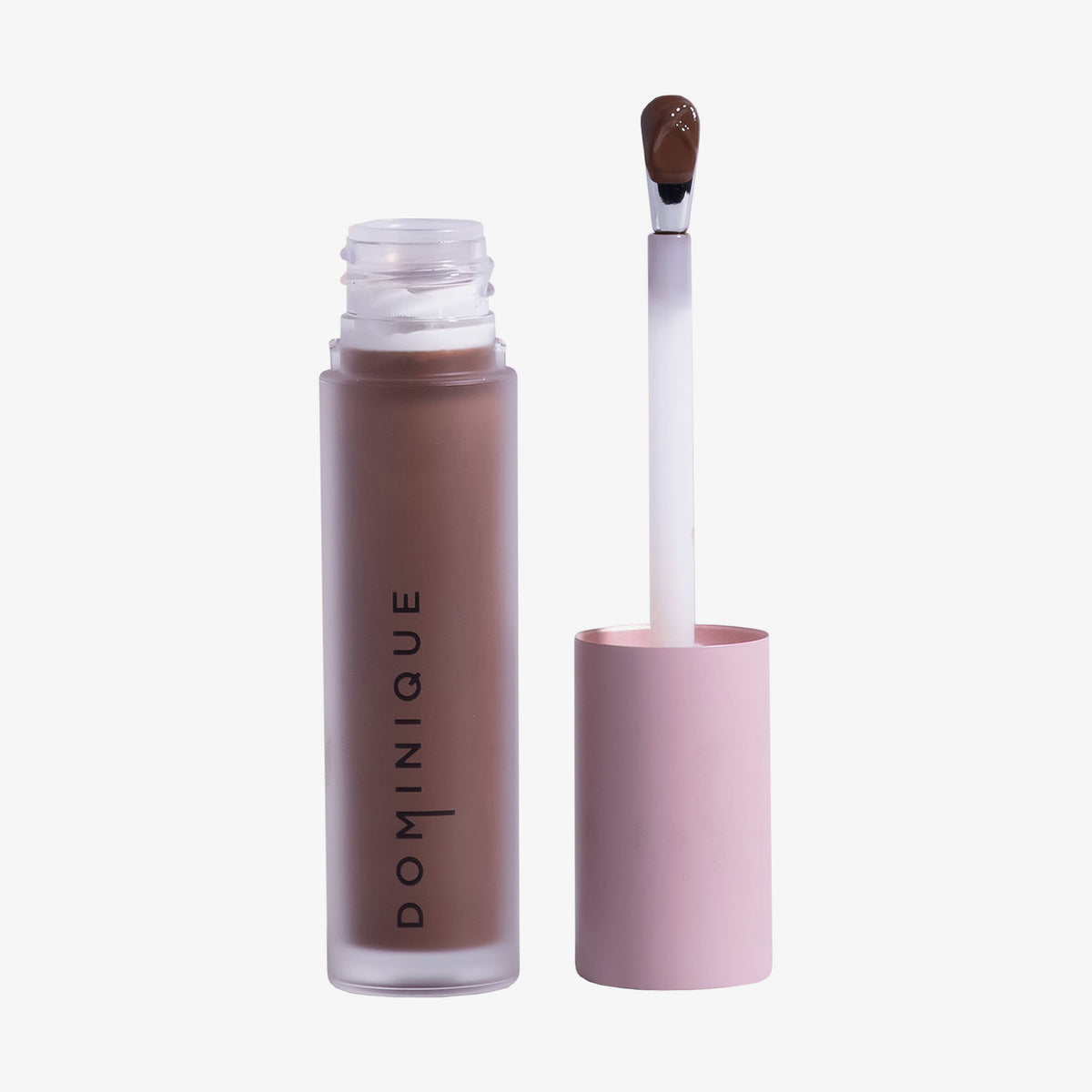 Auf weißem Hintergrund ist eine geöffnete Tube Wide Awake Full Coverage Concealer Espresso mit rosa Kappe und Applikatorstab abgebildet.