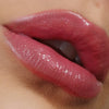 Nahaufnahme von glänzenden, rosa Lippen mit dem Fantastick Lipstick Goldstone von LH Cosmetics.