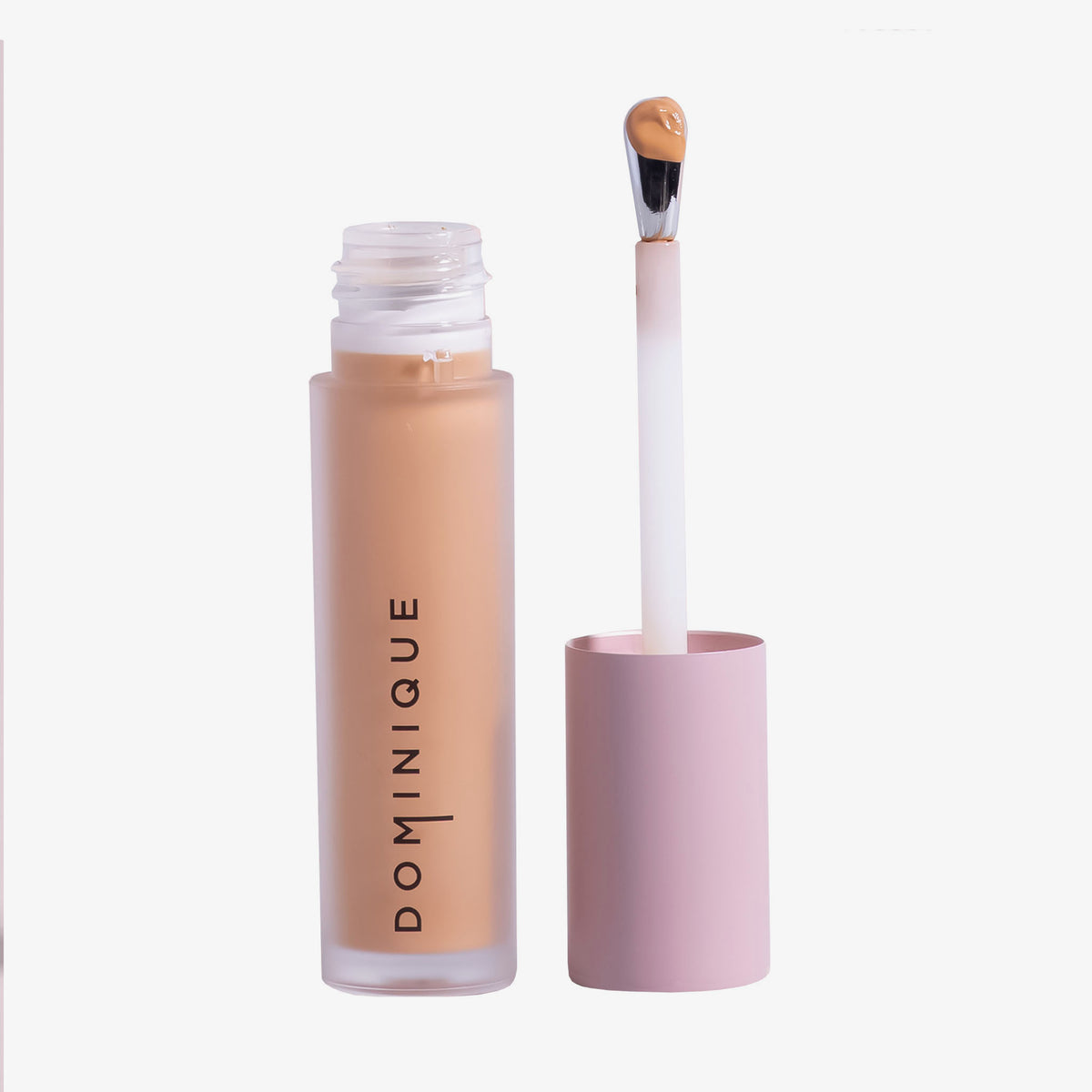Auf weißem Hintergrund ist eine geöffnete Tube Wide Awake Full Coverage Concealer Caramel mit rosa Kappe und Applikatorstab abgebildet.