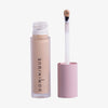 Auf weißem Hintergrund ist eine geöffnete Tube Wide Awake Full Coverage Concealer Cappuccino mit rosa Kappe und Applikatorstab abgebildet.