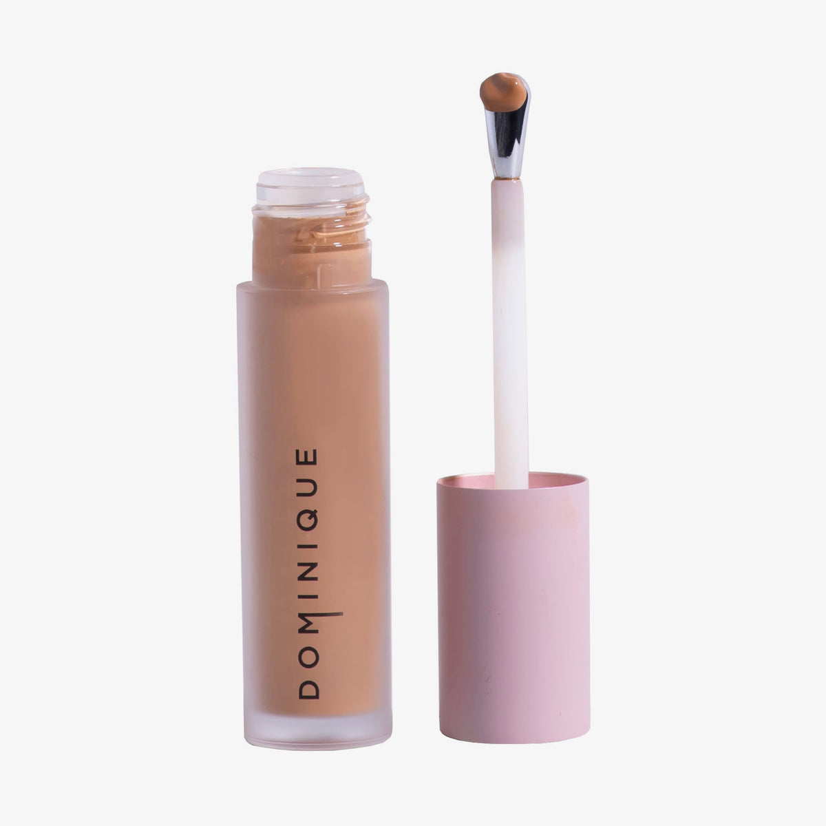 Auf weißem Hintergrund ist eine geöffnete Tube Wide Awake Full Coverage Concealer Cafe con Canela mit rosa Kappe und Applikatorstab abgebildet.