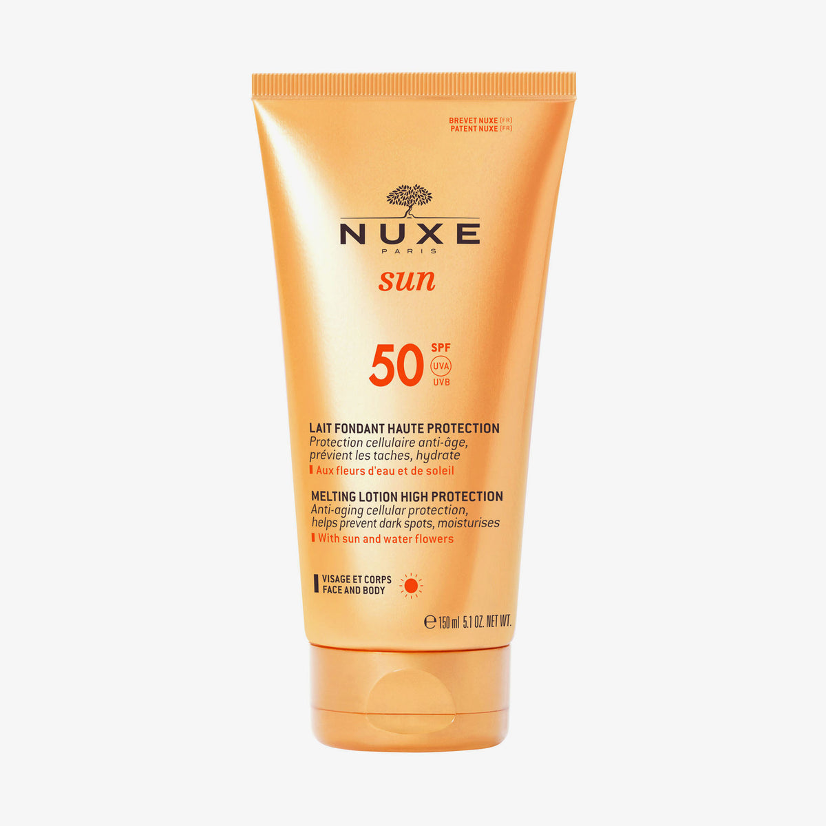 Eine orangefarbene Tube NUXE Sun Delicious Lotion High Protection SPF 50 steht aufrecht auf einem weißen Hintergrund.